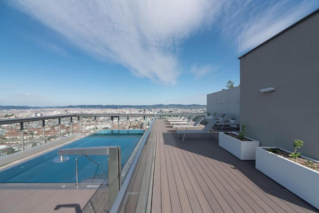 Hoch Hinaus, Neu Und Stilvoll Mit Pool Am Dach Apartment Wina Bagian luar foto
