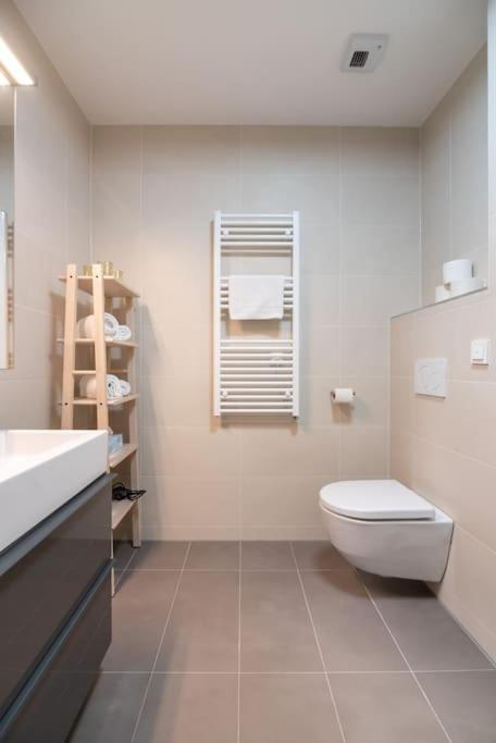 Hoch Hinaus, Neu Und Stilvoll Mit Pool Am Dach Apartment Wina Bagian luar foto
