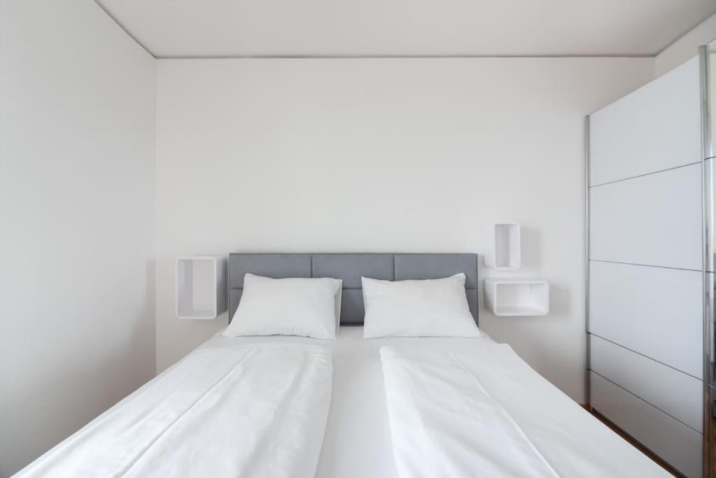 Hoch Hinaus, Neu Und Stilvoll Mit Pool Am Dach Apartment Wina Bagian luar foto