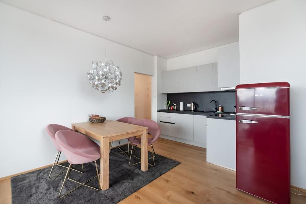 Hoch Hinaus, Neu Und Stilvoll Mit Pool Am Dach Apartment Wina Bagian luar foto