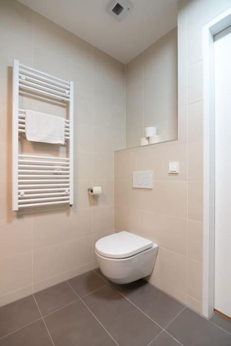 Hoch Hinaus, Neu Und Stilvoll Mit Pool Am Dach Apartment Wina Bagian luar foto