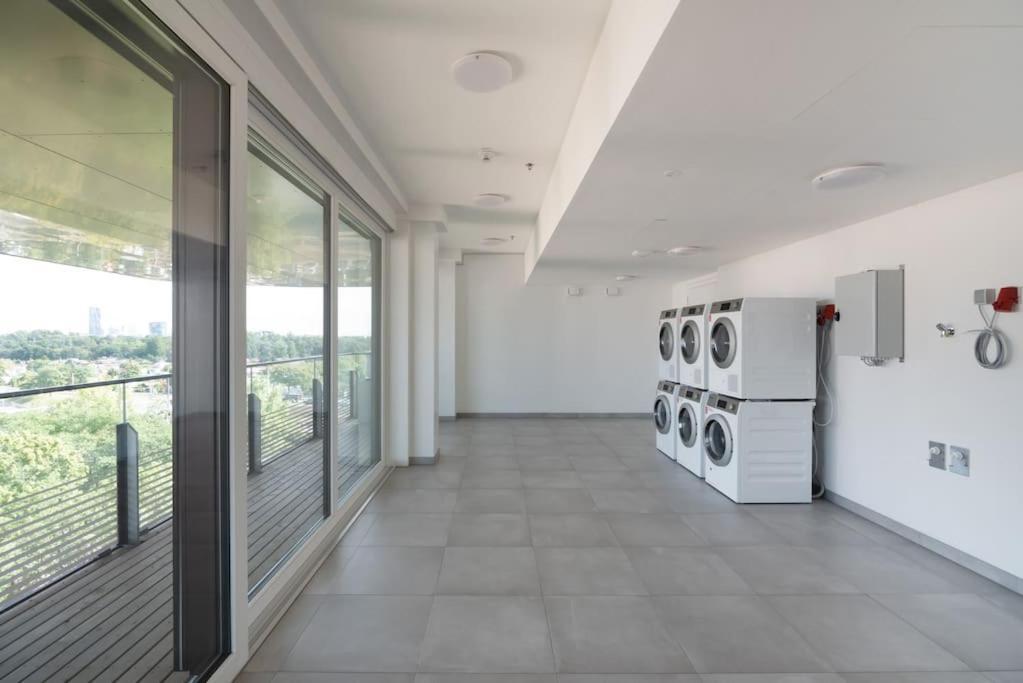 Hoch Hinaus, Neu Und Stilvoll Mit Pool Am Dach Apartment Wina Bagian luar foto
