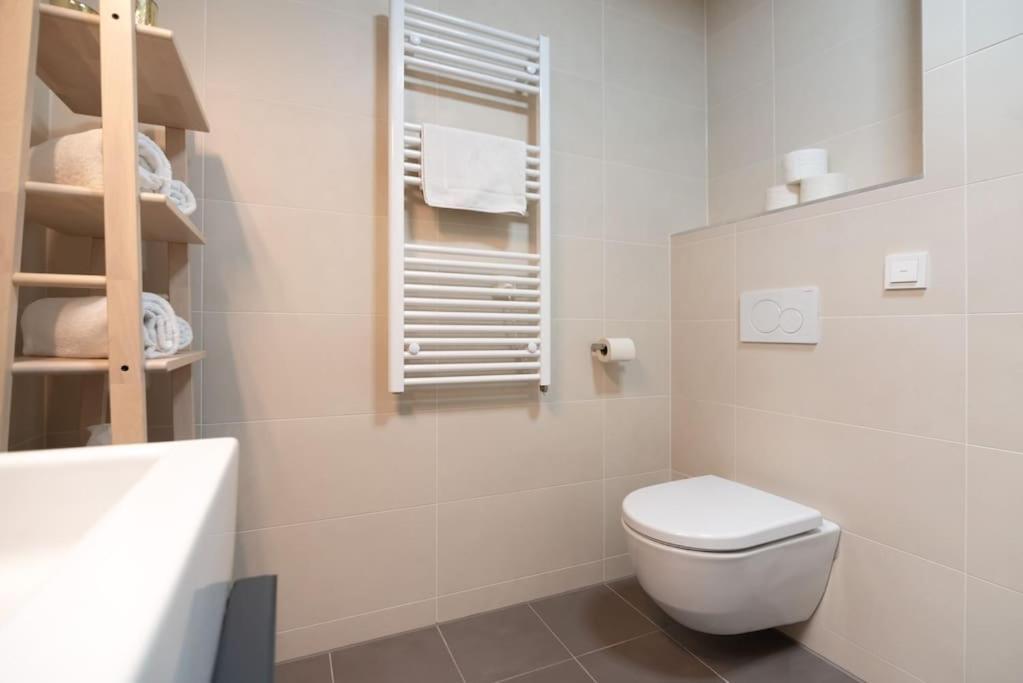 Hoch Hinaus, Neu Und Stilvoll Mit Pool Am Dach Apartment Wina Bagian luar foto