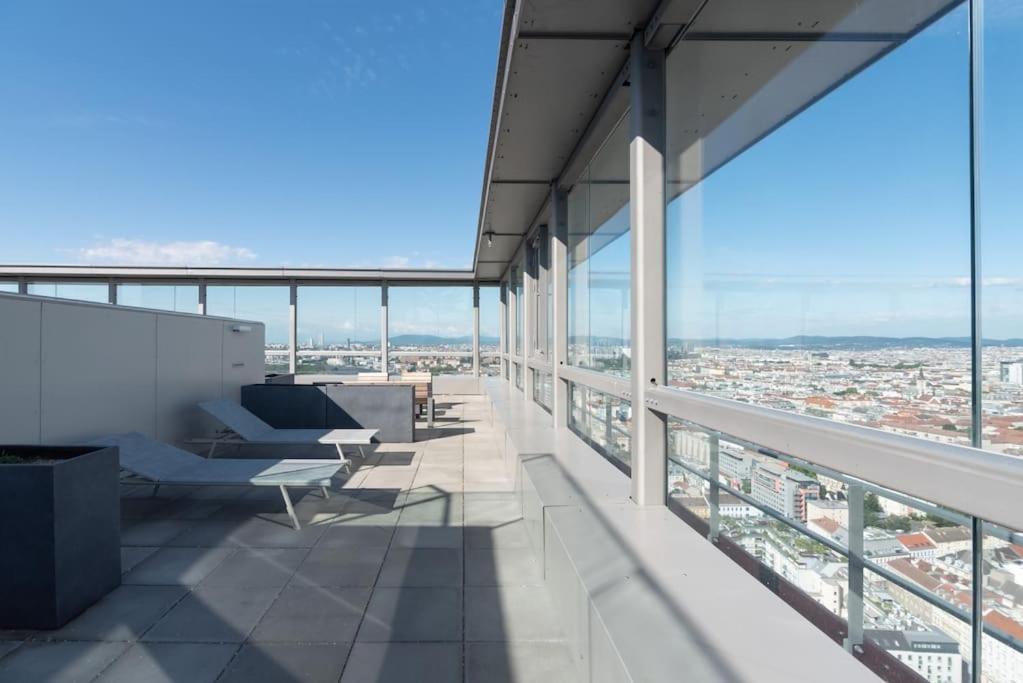 Hoch Hinaus, Neu Und Stilvoll Mit Pool Am Dach Apartment Wina Bagian luar foto